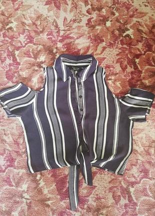 Блуза з вирізами на плечах