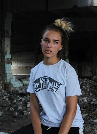 Светло-серая футболка vans