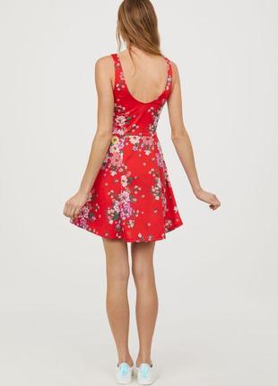 Красное платье в цветы hm4 фото