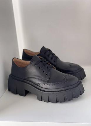 Чорні шкіряні броги на шнурівку з перферацією декоративною2 фото