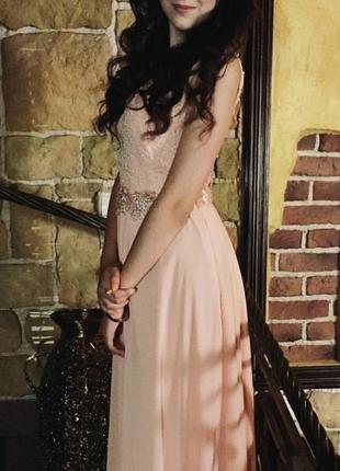 Вечернее длинное платье нежно-розового цвета