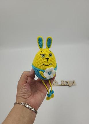 Мягкая вязаная игрушка патриотический крупнокодный зайчик.