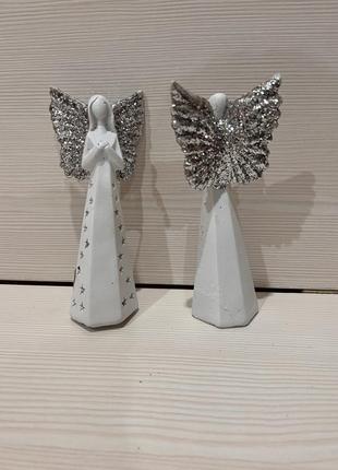 Статуєтка ангел з сріблястими крилами світиться