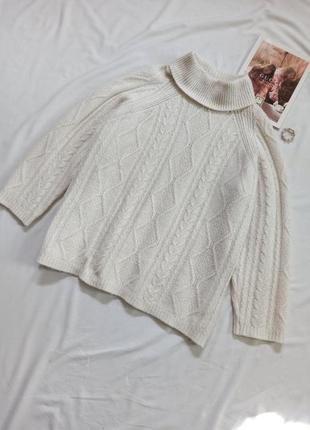 Белый удлиненный оверсайз свитер с высоким воротником/под горло/с косами