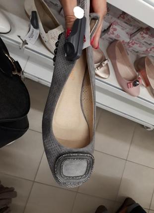 Серые замшевые туфли балетки с красивым каблуком2 фото