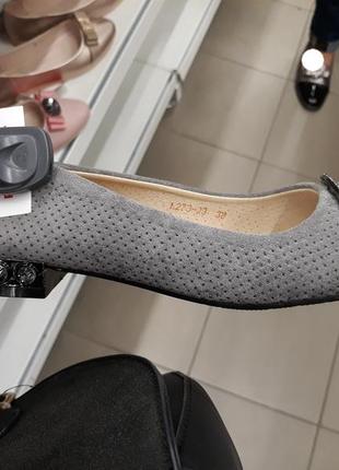Серые замшевые туфли балетки с красивым каблуком3 фото