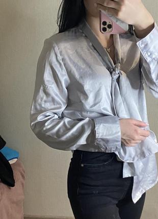 Нарядна блуза в офіційно діловому стилі