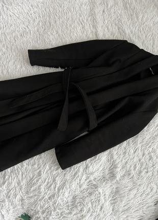 Черное кашемировое пальто с рюшами2 фото