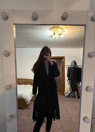 Черное кашемировое пальто с рюшами