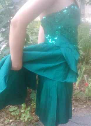 Яскраве плаття смарагдового кольору, розшите паєтками3 фото