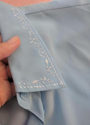 Блакитна сорочка з коротким рукавом і вишивкою на комірі8 фото