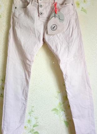 Новые джинсы на худенькую девушку