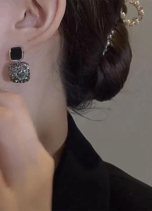 Женские элегантные серьги подвески черного цвета с камнями4 фото