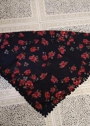 Очень красивый черный платок шарф в цветочный принт с бубончиками1 фото