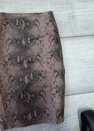 Кожаная юбка со змеинным принтом2 фото