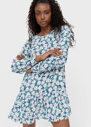 Красиве плаття в квітковий принт stradivarius . дуже легке і практичне . натуральний склад - 100% віскоза.