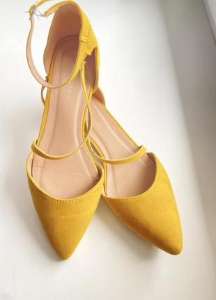 Желтые туфли на низком ходу