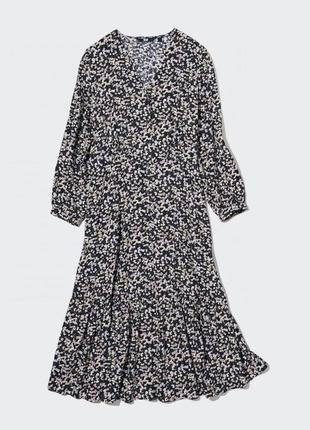 Платье uniqlo черное в мелкие цветочки printed v-neck 3/4-sleeve flare dress2 фото