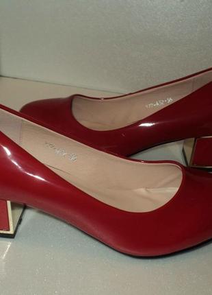 Женские красные туфли3 фото