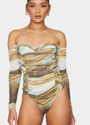 Сітчасте боді бандо з рюшами на принт від pretty little thing