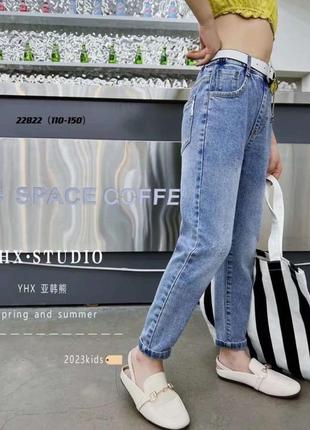 Синие джинсы для девушки1 фото