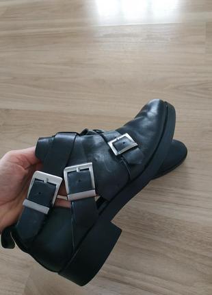 Кожаные ботинки с вырезами zara ремнями