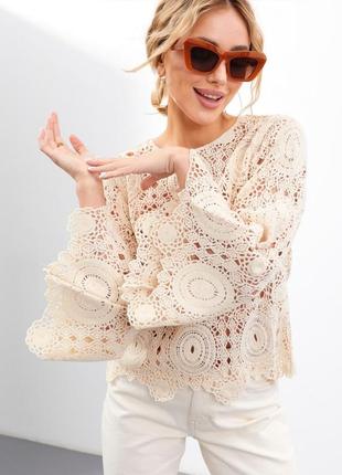 Ажурная бежевая блузка приталенного кроя с расклешенными рукавами