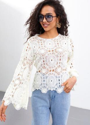 Ажурная белая блузка приталенного кроя с расклешенными рукавами