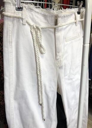 Современные белые джинсы с бежевой отстрочкой mango