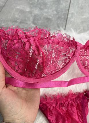 Сексуальное женское ярко розовое кружевное нижнее белье: трусики и лиф балконет малиновый9 фото