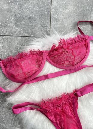 Сексуальное женское ярко розовое кружевное нижнее белье: трусики и лиф балконет малиновый7 фото