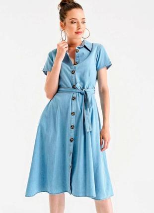 Джинсовое голубое платье-рубашка с расклешенной юбкой1 фото