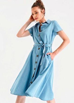 Джинсовое голубое платье-рубашка с расклешенной юбкой2 фото