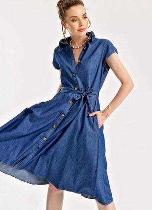 Джинсовое голубое платье-рубашка с расклешенной юбкой4 фото