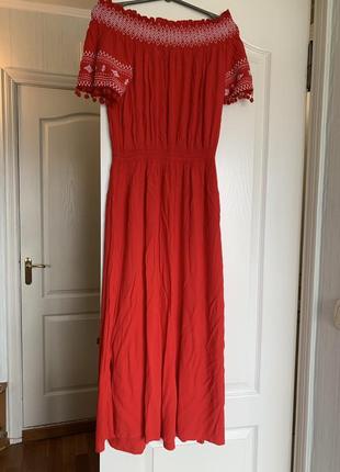 Продаю червоне плаття з орнаментом1 фото