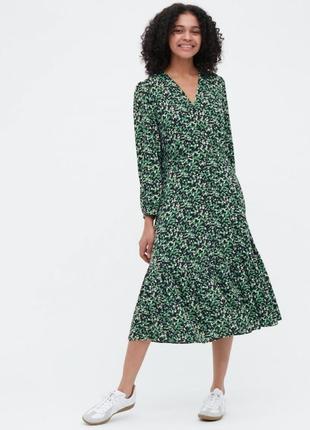 Платье uniqlo черное в мелкие цветочки printed v-neck 3/4-sleeve flare dress4 фото