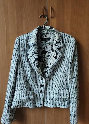 Твидовый женский пиджак известного бренда escada.