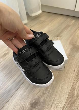 Кросівки дитячі adidas 21 розмір1 фото