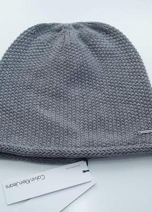 Шапка calvin klein jeans серого цвета.