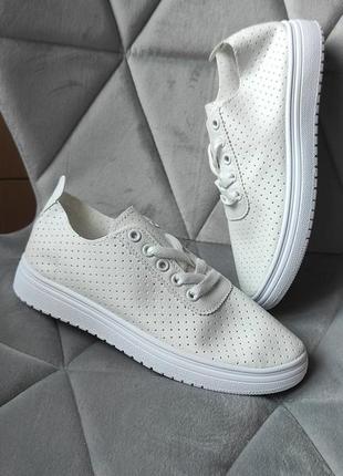 Кеды белые летние с перфорацией