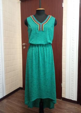 Сукня бірюзового кольору з аплікацією з бісеру.