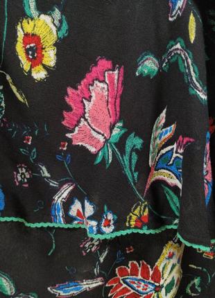 Чорна блузка без рукава з квітковим принтом4 фото