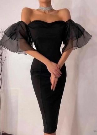 Чорна сукня по фігурі з пишними рукавами