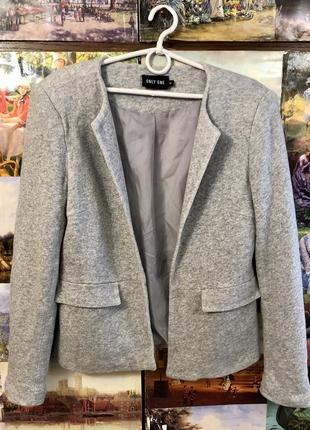 Светло-серый пиджак с карманами1 фото