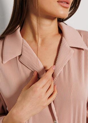 Жіноча плісирована сорочка світло-бежева з укороченими рукавами1 фото
