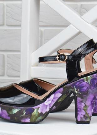 Босоножки женские на каблуке цветочный принт italian dream черные с фиолетовым4 фото