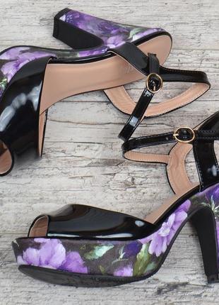 Босоножки женские на каблуке цветочный принт italian dream черные с фиолетовым5 фото