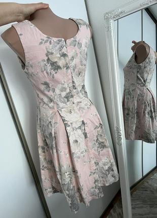 Очень красивое короткое летнее платье. летнее джинсовое платье короткое с складками в цветы2 фото