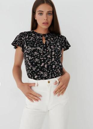 Чарівна жіноча блузка футболка в квітковий принт