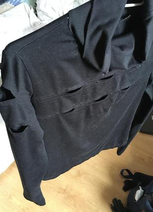 Черная кофта гольф с пикантными прорезями на груди и рукавах4 фото